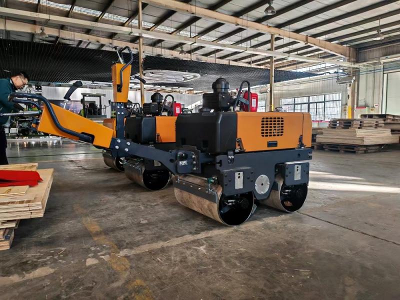 國外客戶定制的小型壓路機發貨