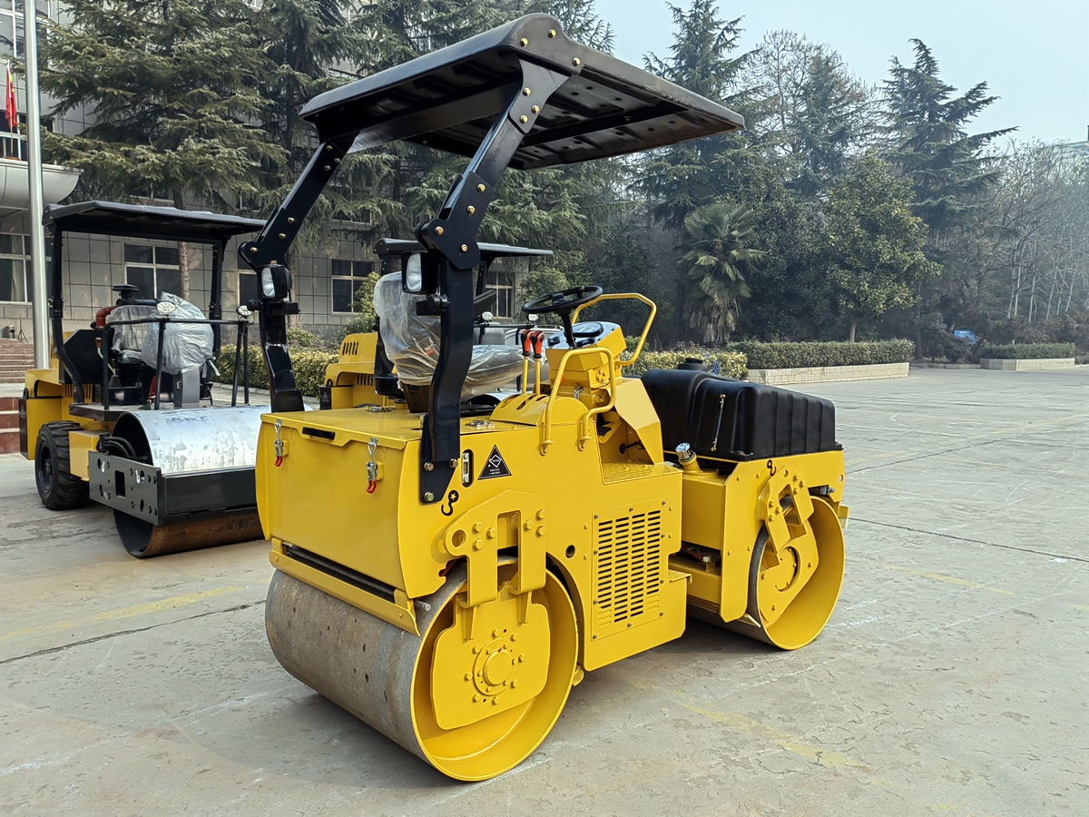 鉸接式雙鋼輪振動壓路機BM3.5F-4